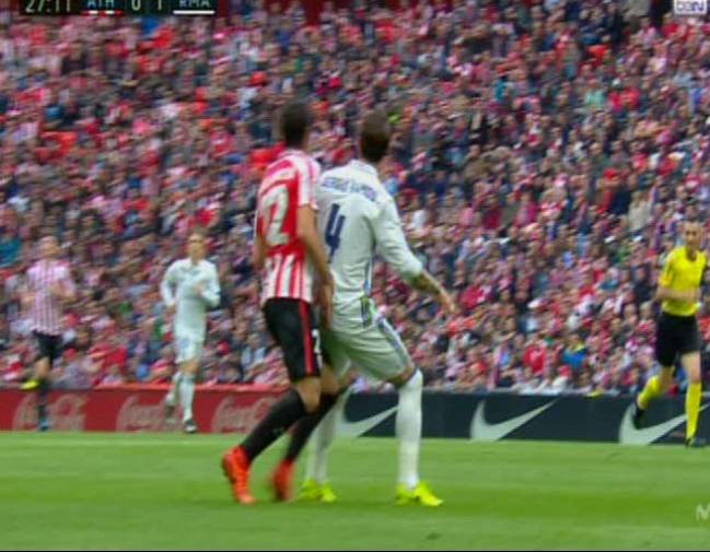 Raúl García choca con la espalda de Ramos y se tira al suelo con las manos en la cara.