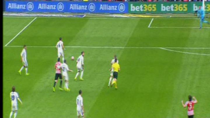 Carvajal empuja a Aduriz.