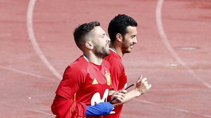 Jordi Alba y Pedro, en la Selección