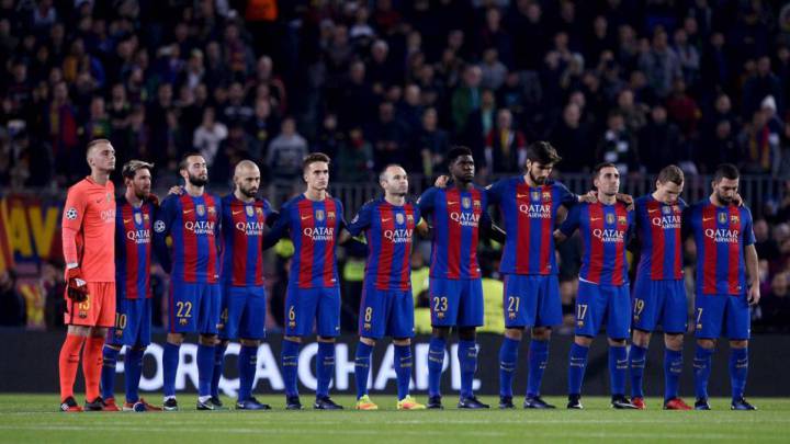 La plantilla del Barcelona homenajeando a las víctimas del Chapecoense.