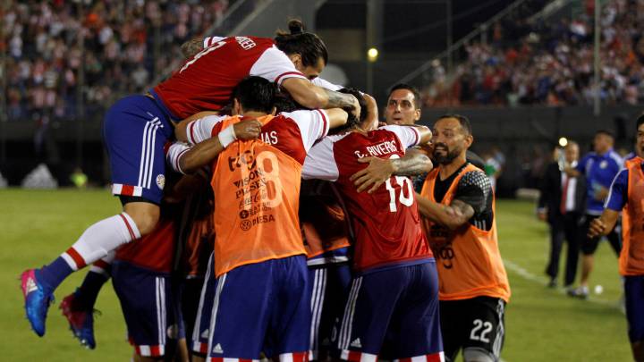 La selección de Paraguay celebra el gol de Junior Alonso que le da la victoria frente a Ecuador.