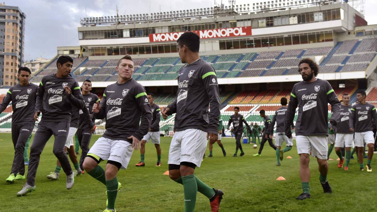 La selección de Bolivia entrena de cara al partido ante Argentina en La Paz.