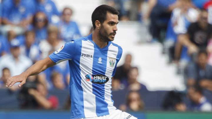 Insua controla un balón en el encuentro entre el Leganés y el Barcelona