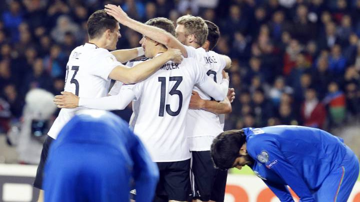 German players celebrate their 1-0 lead during the FIFA World Cup 2018 group C qualifying soccer match between Azerbaijan and Germany at the Tofig Bahramov Republican stadium in Baku, Azerbaijan, 26 March 2017.