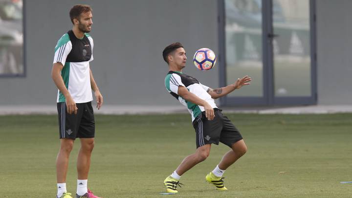 Felipe Gutiérrez, cerca del Inter de Porto Alegre, es otro de los fiascos de Chile en el Betis tras Pato Yáñez, Mark González, Cantatore, Reyes, Braian...