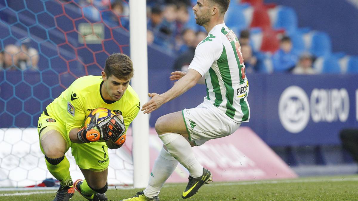 Raúl Fernández, portero del Levante, en el partido contra el Córdoba.
