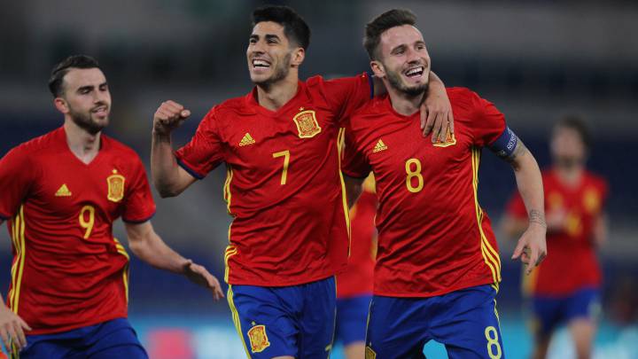 Mayoral, Asensio y Saúl celebran el primer gol de España, que fue de Saúl.