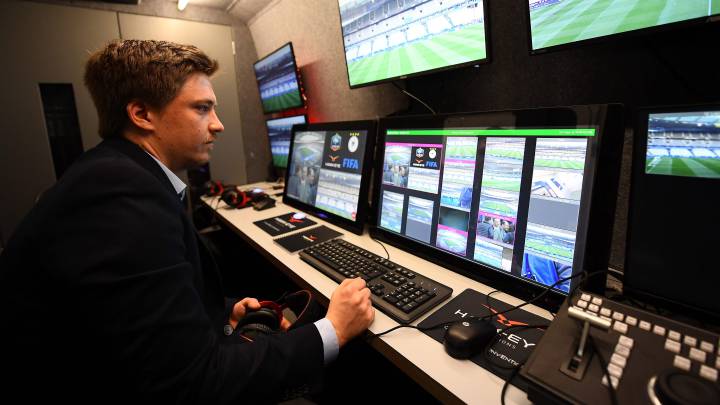 Un técnico revisa el sistema de arbitraje de video que se utilizará durante el amistoso partido de fútbol Francia vs España el 28 de marzo de 2017 en el estadio Stade de France en Saint-Denis, al norte de París