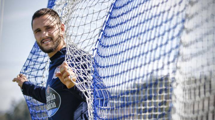 Florin Andone posa para una entrevista con el Diario AS después de un entrenamiento del Depor en Abegondo