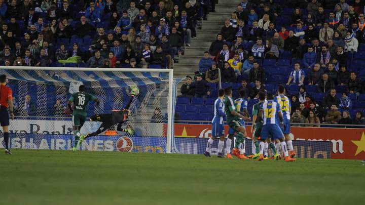 El Betis vuelve a Cornellà, donde el peruano Juan Manuel Vargas hizo al Espanyol un golazo la pasada campaña. Vargas se fue a Universitario de Perú y Westermann, Van der Vaart o Dirgard fracasan en otros equipos. Todos son fichajes fallidos del director deportivo Eduardo Macià.