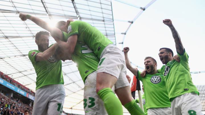 Sin Chicharito, el Bayer se deja remontar un 2-0