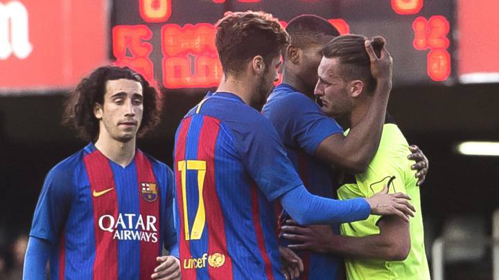 Los jugadores del Barça B consuelan a Mikey Fernández.