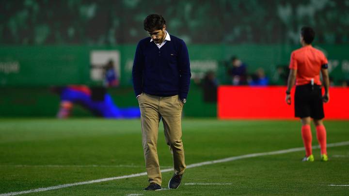 El Betis se ha planteado la destitución de Víctor Sánchez del Amo, que suma 20 puntos en sus 19 partidos, los mismos guarismos que costaron a Pepe Mel la destitución la campaña pasada y peores que Gustavo Poyet, también cesado este mismo año, en la misma serie de partidos.
