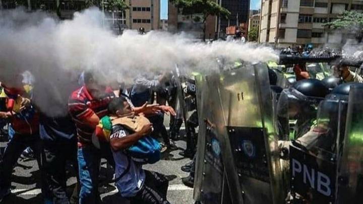 Venezolano Rosales critica duramente la situación de su país
