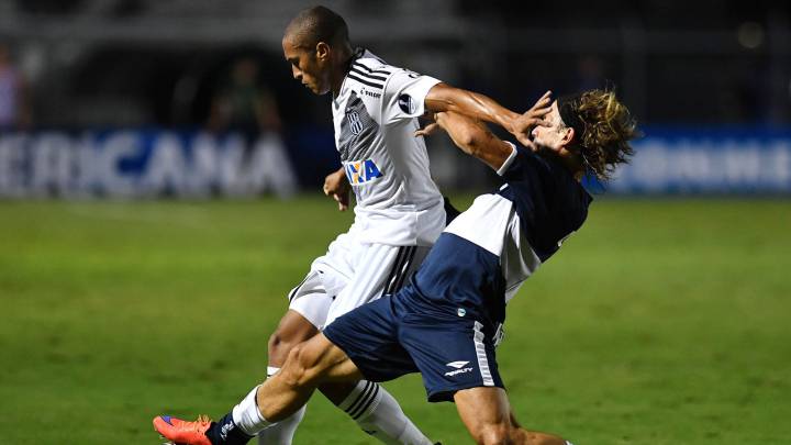 Nino Paraiba y Facundo Oreja pelean un balón en el Ponte Preta - Gimnasia La Plata