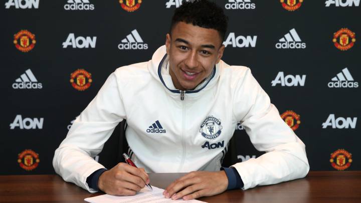 Jesse Lingard, jugador inglés, firmando su renovación de contrato con el Manchester United de la Premier League.