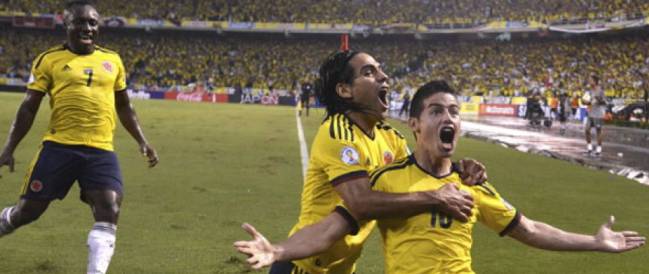 James celebra un gol con Colombia.