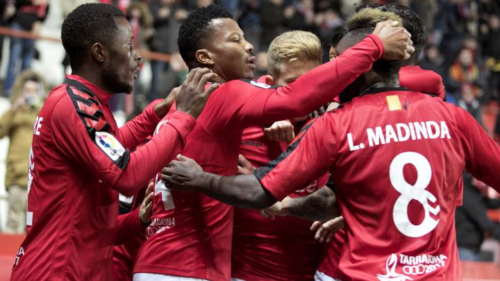 Los jugadores del Nástic de Tarragona celebran el gol de Uche en el partido ante el Cádiz.