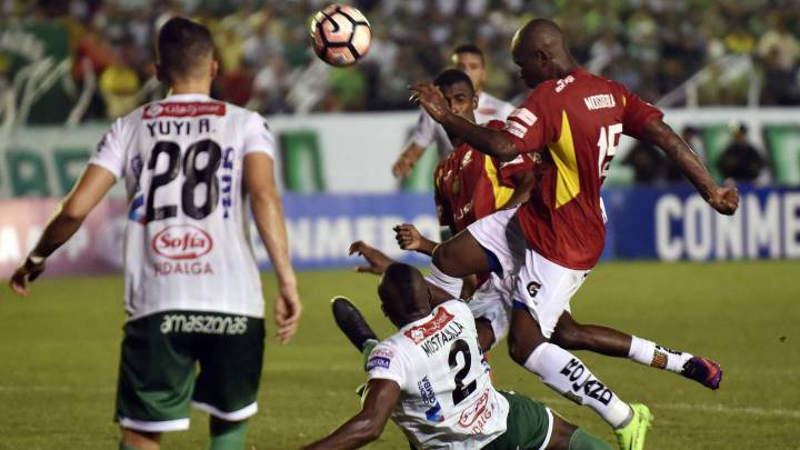 Jhonny Mostacilla y Marco Mosquera durante el Oriente Petrolero-Deportivo Cuenca.
