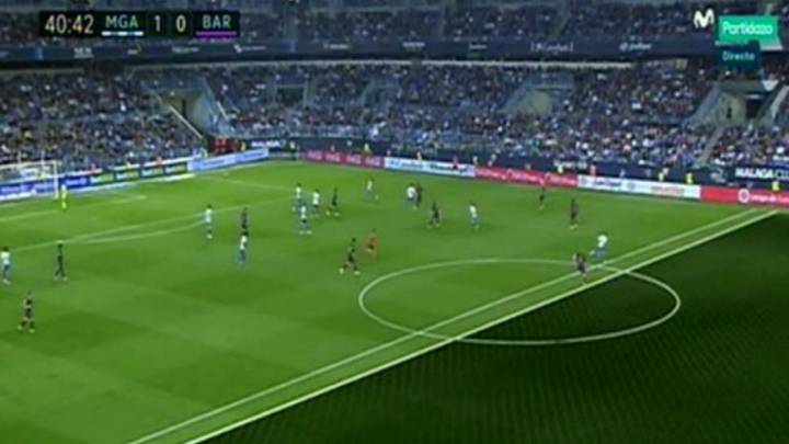 Sandro Ramírez, en posición legal en la jugada del 1-0 del Málaga al FC Barcelona.