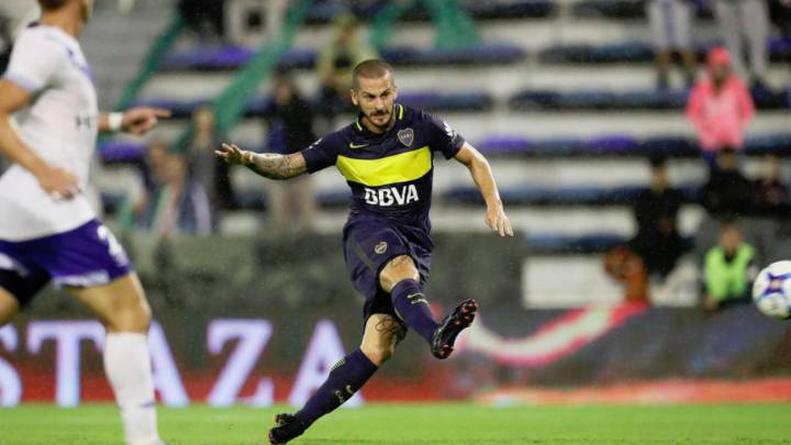 Dario Benedetto marca ante Vélez.