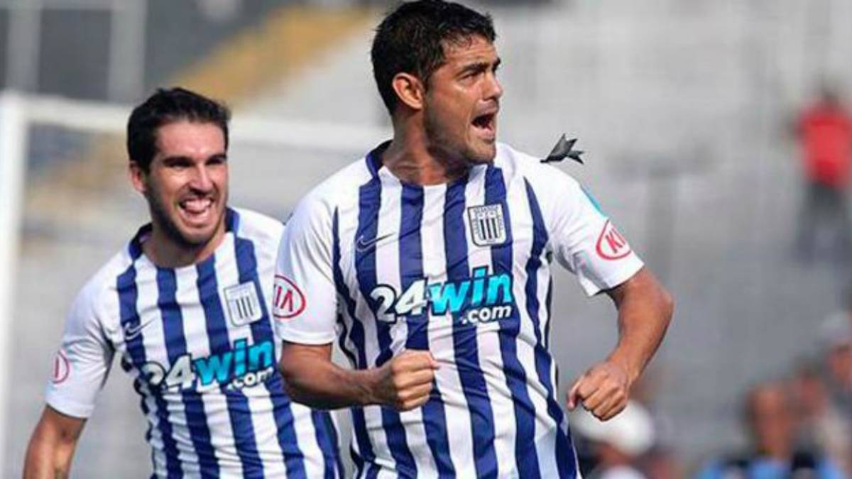 Luis Aguiar celebra un gol con Alianza Lima.