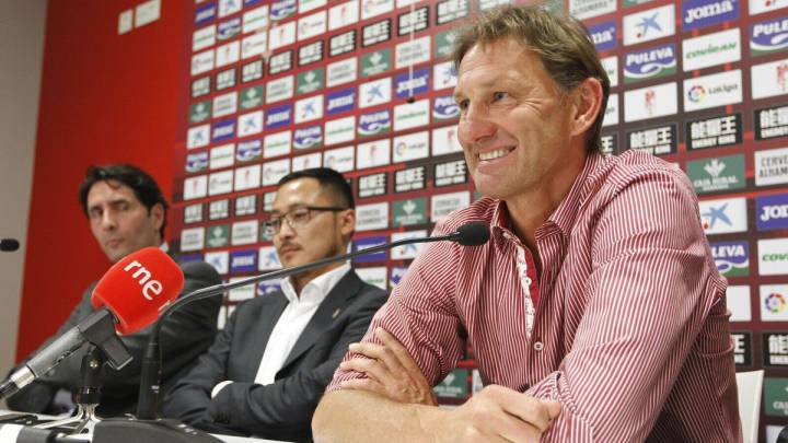Tony Adams, new Granada manager