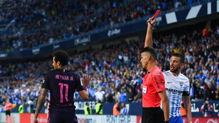 Neymar, en el momento de ser expulsado por Gil Manzano en el partido ante el Málaga.