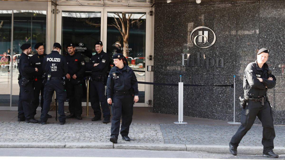 Perros policía revisan el autobús del Real Madrid