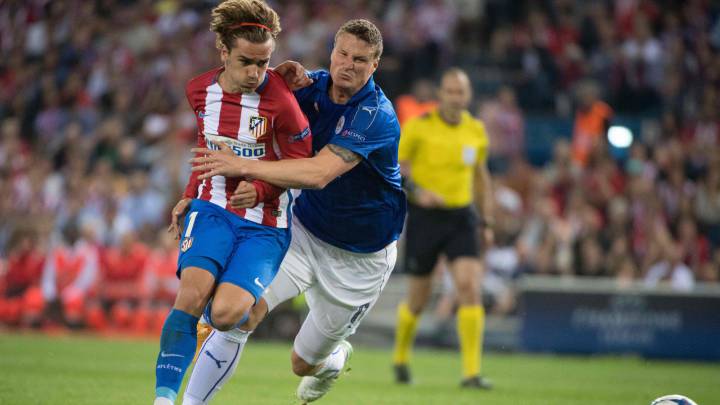 Antoine Griezmann fajándose con Robert Huth.