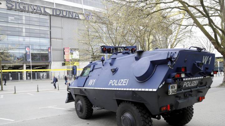 Una tanqueta de la Policía alemana,a las puertas del Signal Iduna Park de Dortmund.