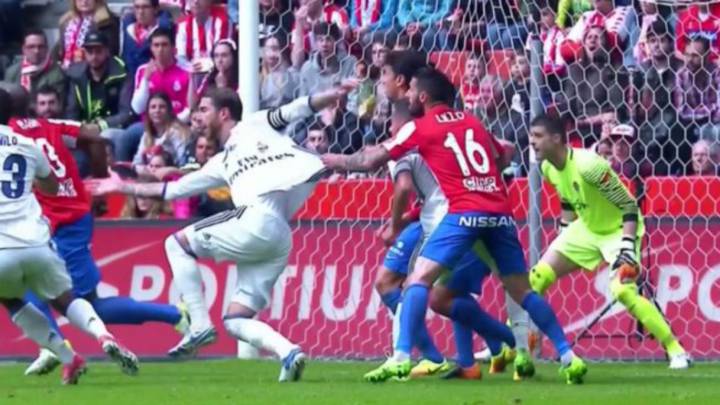Sergio Ramos, agarrado por Manuel Castellano Castro, 'Lillo', durante el Sporting de Gijón-Real Madrid. David Fernández Borbalán no pitó penalti.