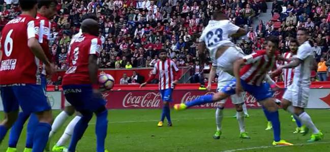 El balón da en la mano de Babin en el área durante el Sporting de Gijón 2-3 Real Madrid de LaLiga Santander 2016-2017.