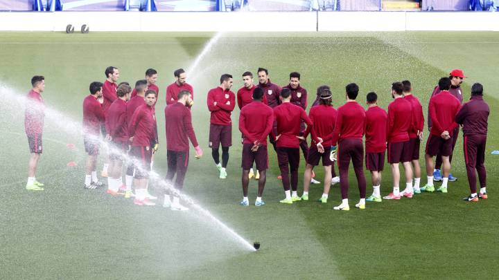 El Atlético de Madrid, en el entrenamiento oficial sobre el King Power Stadium, el último antes de enfrentarse en la vuelta de cuartos de la Champions ante el Leicester City.