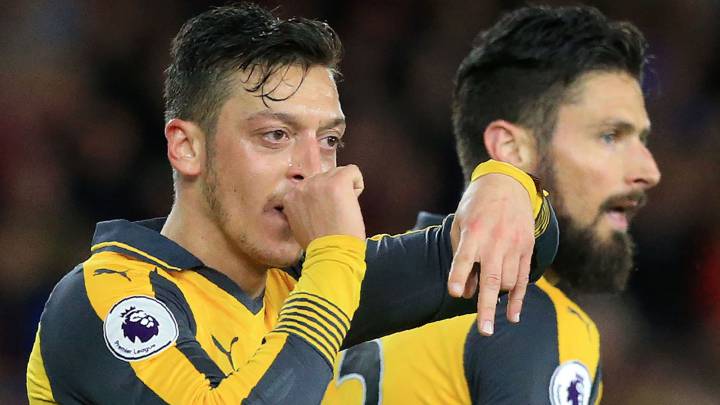 Arsenal gana y se da esperanzas, Özil y Alexis quieren ir a Europa