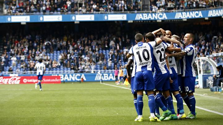 El Deportivo celebra el segundo gol ante el Málaga en Riazor, marcado por Mosquera