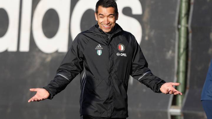 El Barcelona sondea a Van Bronckhorst, DT del Feyenoord