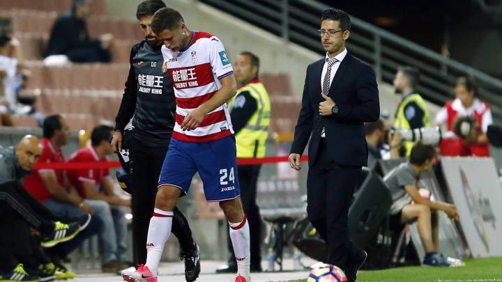 Kraves se retira lesionado en el Granada 0-3 Celta, partido de LaLiga Santander 2016-2017 disputado en el Estadio Los Cármenes.