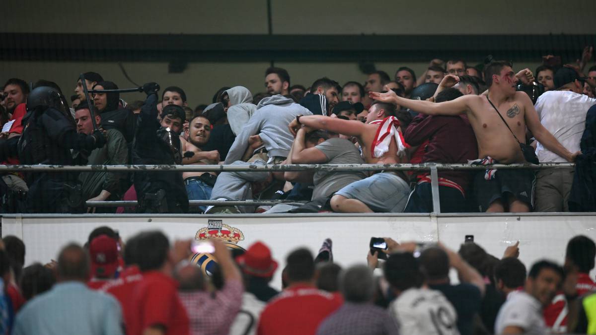 La Policía carga contra los hinchas del Bayern.