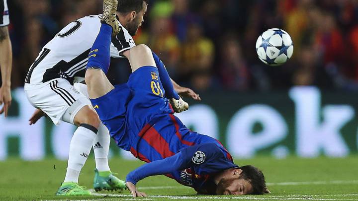 El delantero argentino del FC Barcelona Leo Messi (d) y el centrocampista bosnio Miralem Pjanic (i), de la Juventus, durante el partido de vuelta de cuartos de final de la Liga de Campeones que se juega hoy en el Camp Nou, en Barcelona.