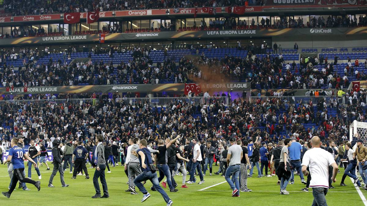 UEFA multa y amenaza con la exclusión a Besiktas y Lyon