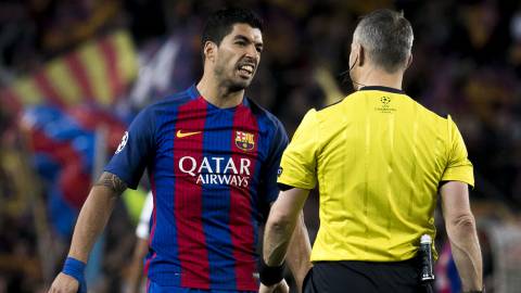 Luis Suárez protesta a Kuipers.