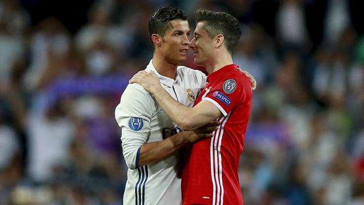 Cristiano Ronaldo habla con Lewandowski