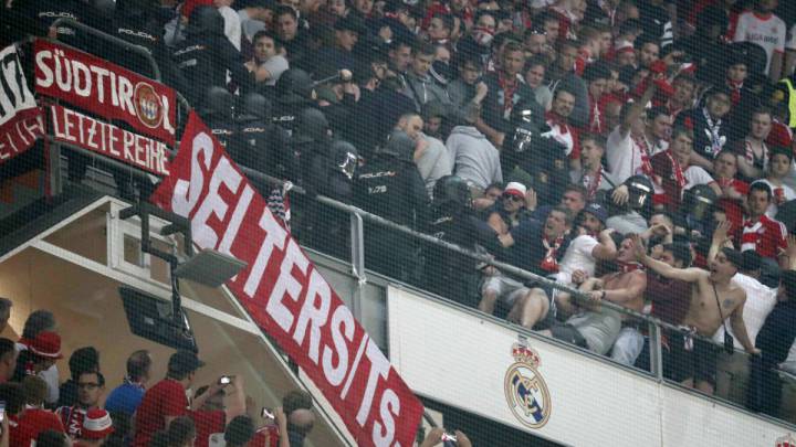 La policía española ante los espectadores del Bayern.