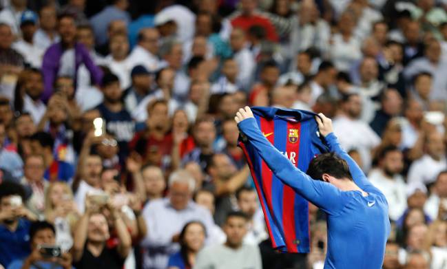 Messi celebra su gol en el último minuto en el Clásico contra el Real Madrid en el que el astro argentino fue determinante para conseguir la victoria por 2-3 en el Bernabéu