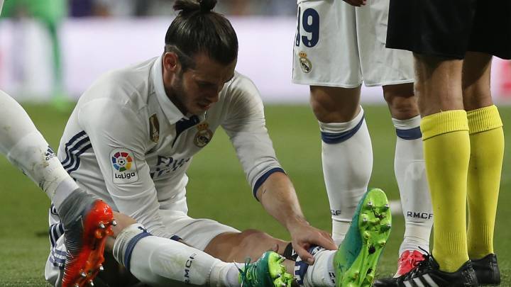 Bale lasts just 35 minutes in Clásico before calf injury flares