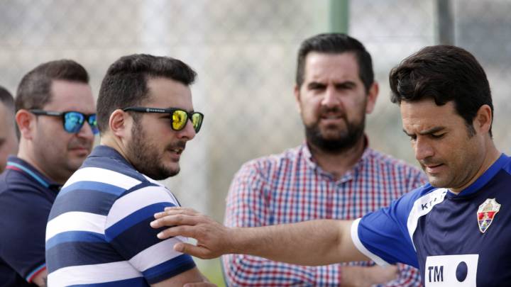 Miembros de la Jove Elx se reúnen con Toril y Albacar tras la sesión.