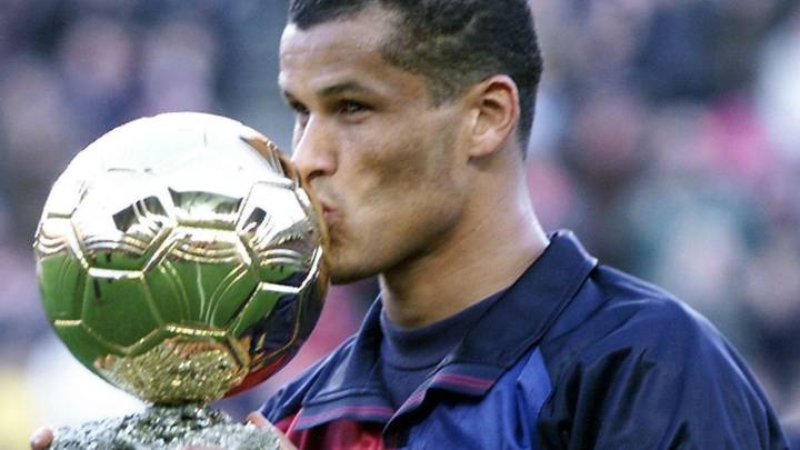 El jugador brasileño del F.C Barcelona, Rivaldo, besa el balón de oro que la revista francesa France Football le ha concedido como mejor jugador en Europa 1999, en un acto celebrado en los prolegomenos del partido de liga entre el F.C Barcelona y el Racing de Santander.