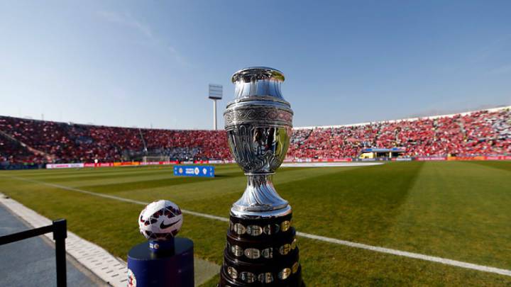 El trofeo de la Copa América antes de la final de 2015 entre Argentina y Chile
