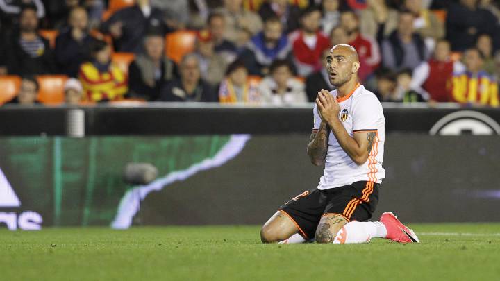 Zaza, de rodillas.